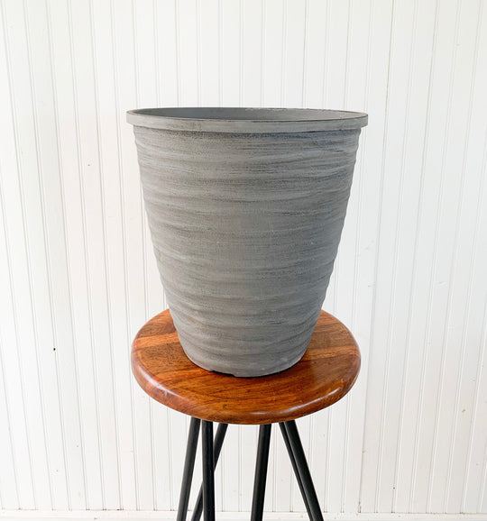 14" Round Dune Plastic Pot