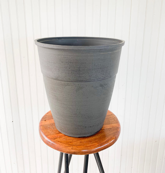 14" Hendrix Round Plastic Pot